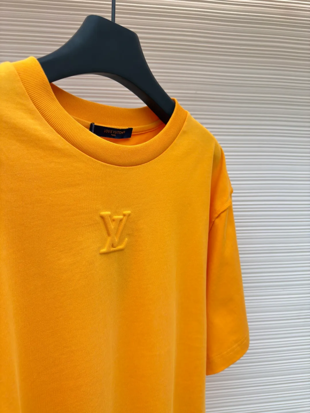 LOUISVUITTON embossed small label T-shirt ●Authentic product: purchased and developed by 5450 ●Item number: 1680101-A00 ●Fabric: pure cotton fabric ●Technology: embossed production ●Version: fitted version ●Weight: about 335 grams ●Size: XS-S-M-L ●Description: Fabric is 40S/2 Double-strand smooth cotton plain weave, dust-free wool processing; matching 40s single-strand combed cotton, 280g cylindrical machine rib. The front panel is stamped and filled. After low-temperature stamping with a steel stamp, the inside is filled with foam cotton. The bottom surface is directly sealed with low-temperature hot melt glue at 80 degrees Celsius. The integrated machine operation makes the relief pattern three-dimensional and full and stylish. High-quality products require natural and beautiful products. The overall wiring is straight and delicate, the fabric is comfortable and soft, and the color is consistent without color difference. It can be matched with the same style to create a fashionable look and control various occasions. Customized accessories, complete with three standards, same style for men and women!